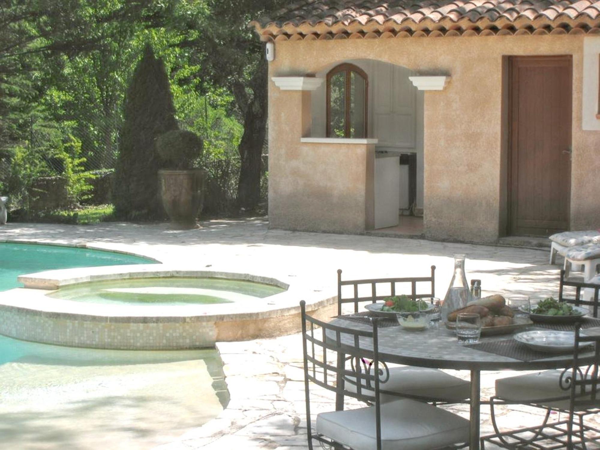Villa Spacieuse Avec Piscine A Saint Maximin Exterior photo