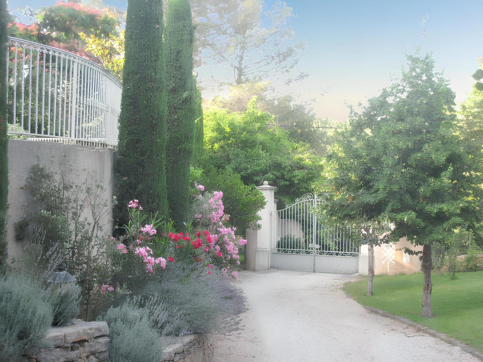 Villa Spacieuse Avec Piscine A Saint Maximin Exterior photo