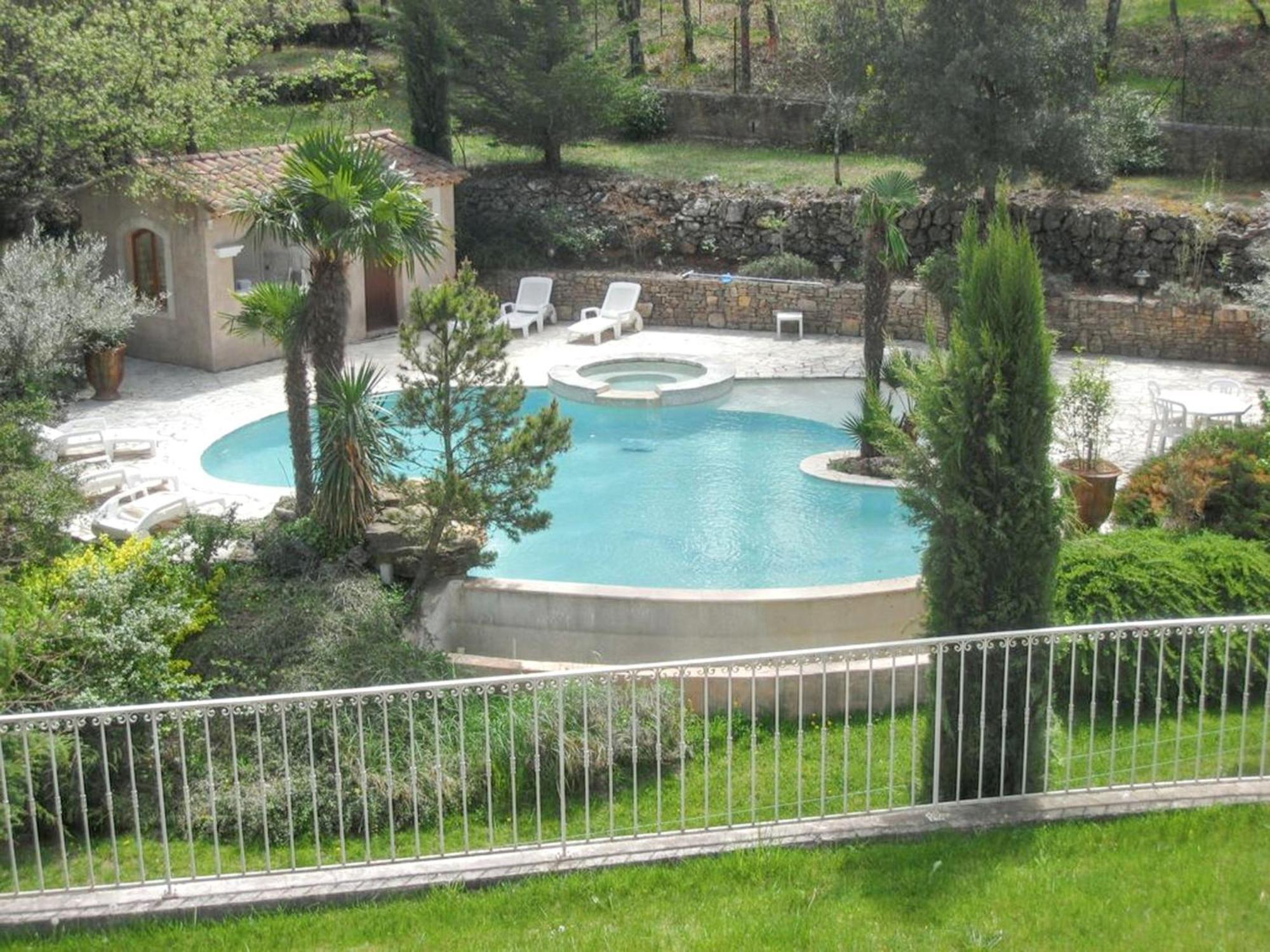 Villa Spacieuse Avec Piscine A Saint Maximin Exterior photo