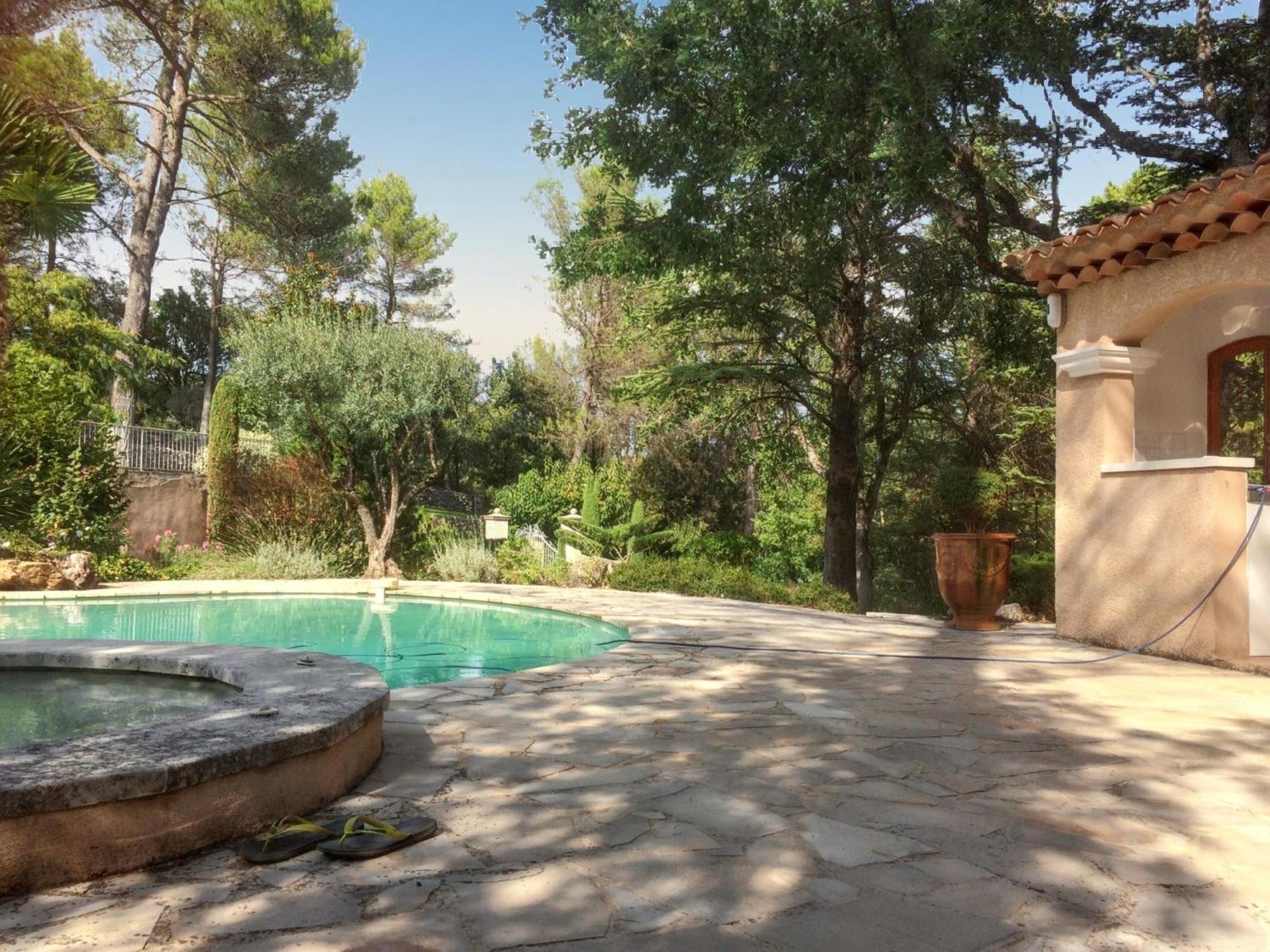 Villa Spacieuse Avec Piscine A Saint Maximin Exterior photo