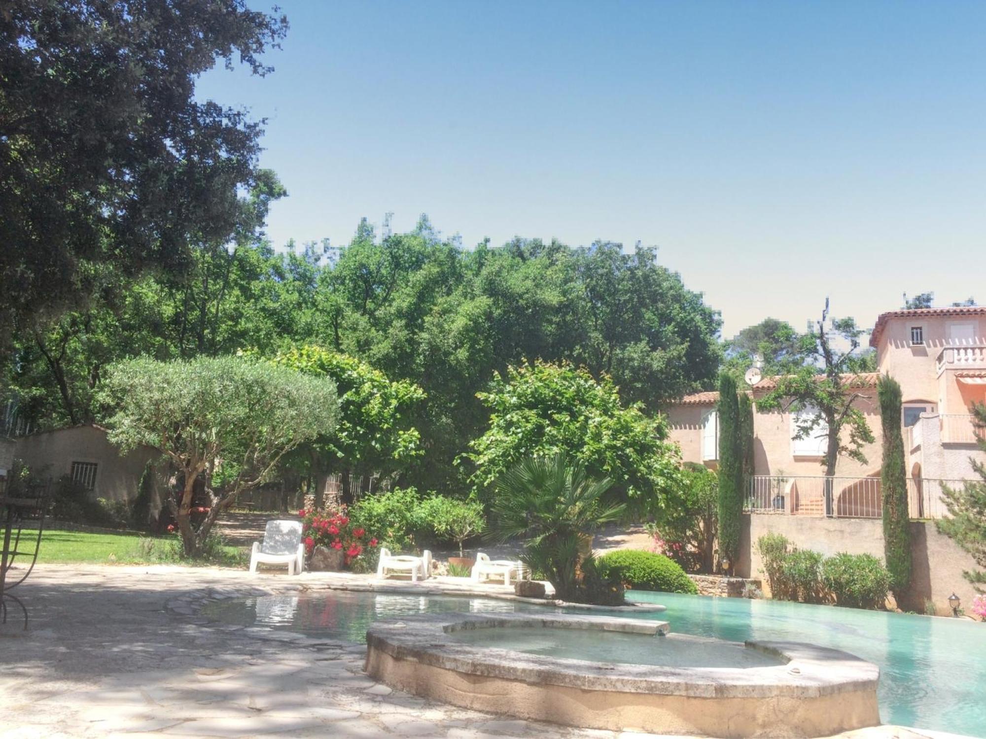 Villa Spacieuse Avec Piscine A Saint Maximin Exterior photo