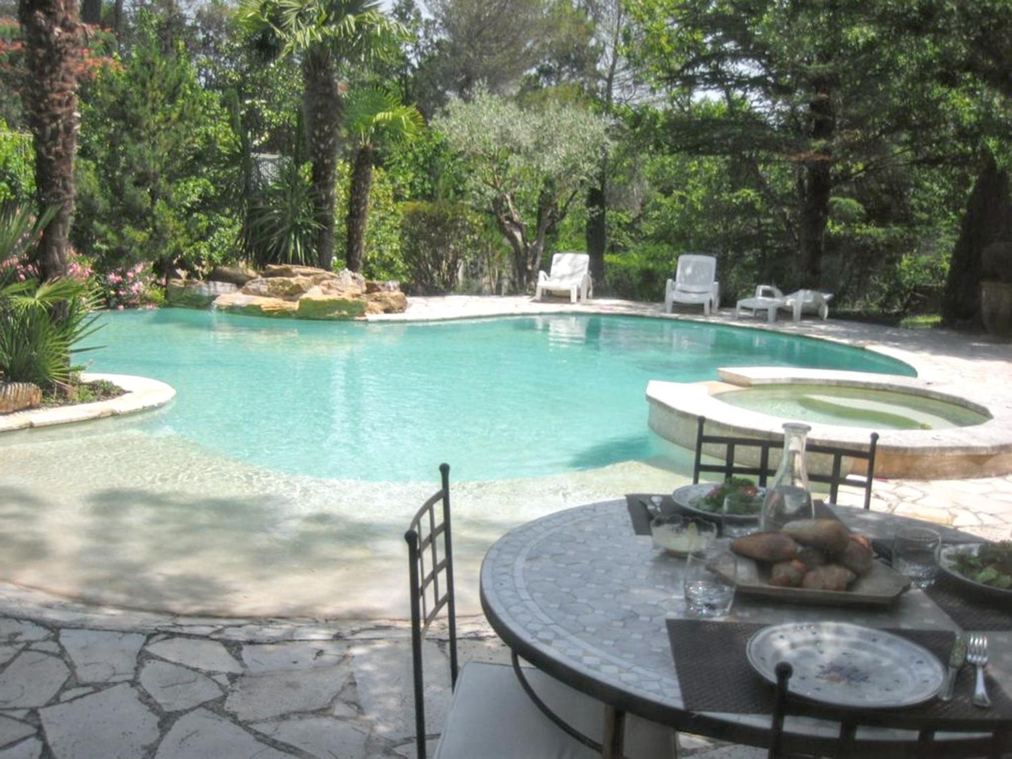 Villa Spacieuse Avec Piscine A Saint Maximin Exterior photo