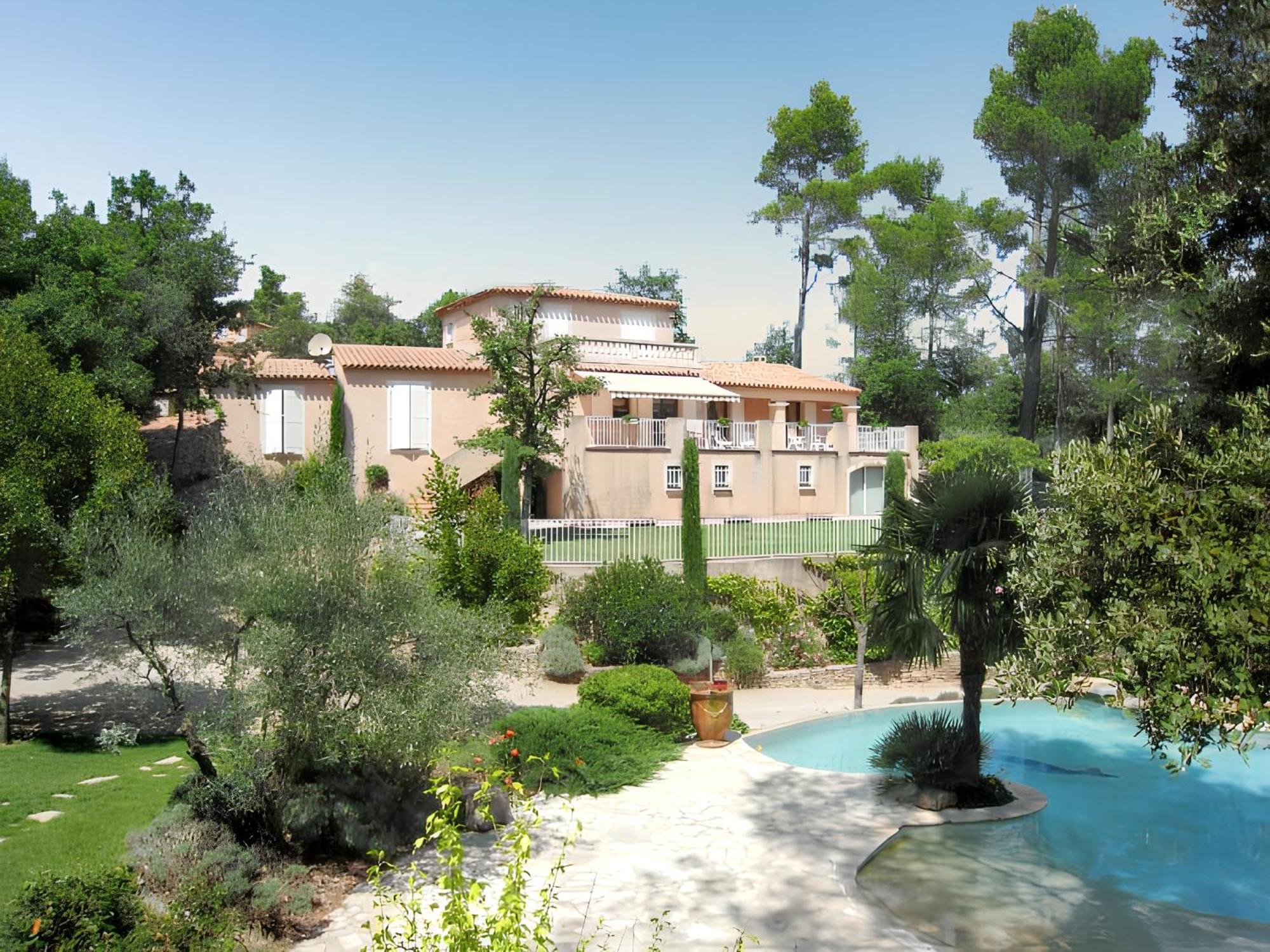 Villa Spacieuse Avec Piscine A Saint Maximin Exterior photo